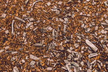 des petits morceaux de bois jaune