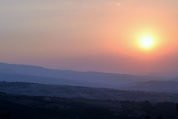 Paesaggio estivo al tramonto