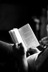 Mains d'un homme qui est en train de lire un livre