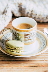 Tasse de café expresso avec un macaron à la pistache