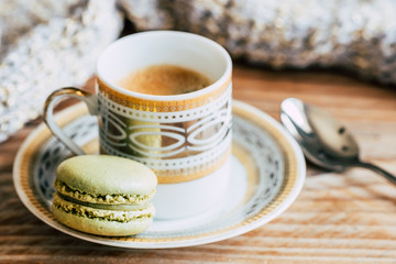 Tasse de café expresso avec un macaron à la pistache