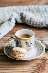 Tasse de café expresso avec un macaron à la vanille