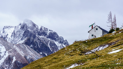 Alpen mit Hütte