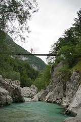 Hängebrücke mit Wanderer