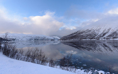 Simetria :  Paisaje de fiordos noruegos en invierno en la provincia de Tromso, Nordland, Noruega
