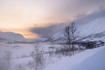 Atardecer en las montañas nevadas del norte de Noruega, en Nordland, Tromso