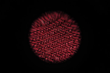 Mailles tissu rouge sur fond noir