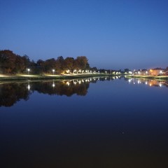 Fototapeta na wymiar Wieczór nad oświetlonym jeziorem.