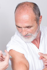 Obraz premium Elderly senior gets a vaccine in times of coronavirus