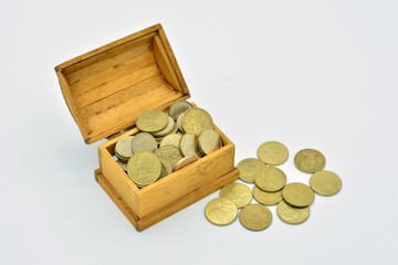 Cofre de madera lleno de monedas antiguas