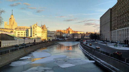 Obraz premium Winter sunset in Moscow. City landscape of evening Moscow. View of the Yauzu River. 