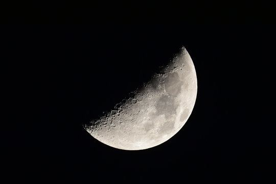 2020年4月30日　月齢7.33　19時18分
気流が安定した月の写真です。