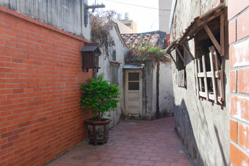 Fototapeta na wymiar 入り組んだ路地裏にある住宅の小さな白い扉