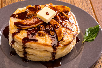 Hot Cakes de Plátano con Jarabe de Chocolate