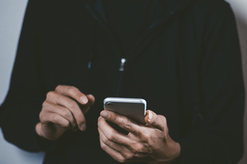 スマホを持つ男性