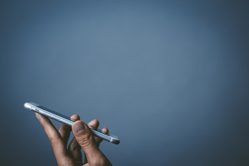 スマホを操作する人の手