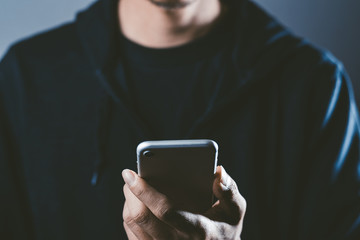 スマホを持つ男性