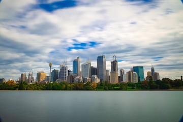 Fototapeta premium Noc Długa ekspozycja mostu Gladesville w Sydney w Australii oświetlona jasnymi światłami i gładkimi wodami portu