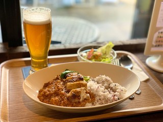 昼間のカレーライスとビール