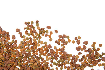 Croquetas para perro con fondo blanco