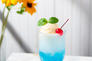 Homemade Blue Ice Cream Soda Float - 青いクリームソーダ
