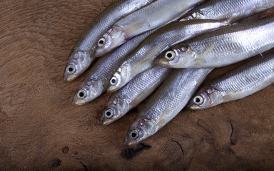 Obraz premium Smelt fish on cutting board