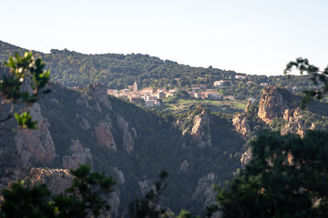 Obraz premium Village de Piana dans les montagnes de Corse