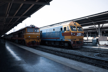 Fototapeta premium Lokomotywa spalinowa zatrzymuje się na stacji publicznej. stary dworzec kolejowy z pociągami i koleją. transport zabytkowy