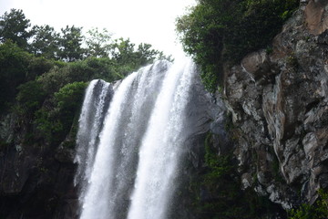 韓国チェジュ島の正房瀑布