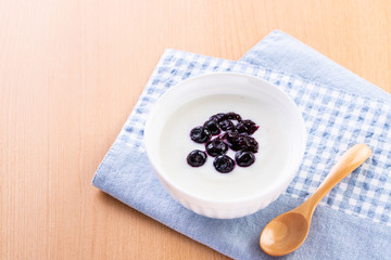 ヨーグルトとブルーベリージャム