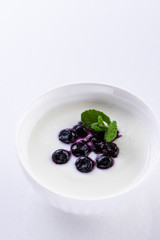 ヨーグルトとブルーベリージャム