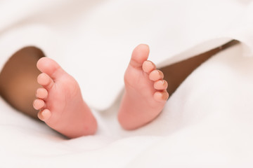 newborn baby feet with bow logs