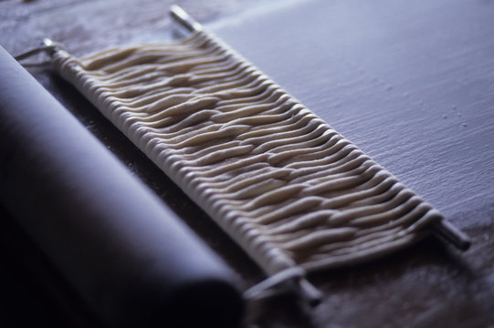 日本の伝統食品,うどん,よりをかけ引っ張って麺を延ばす