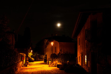Borgo medioevale di Strassoldo, fotografia notturna. Edifici lungo la via principale.