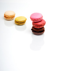 Ensemble de macarons de couleurs sur fond blanc