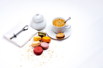 Macarons de couleurs t service à café en porcelaine blanche sur fond blanc