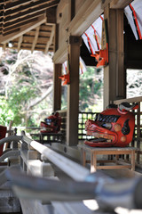 春の鎌倉　鎌倉宮に赤い獅子の頭が飾られた風景