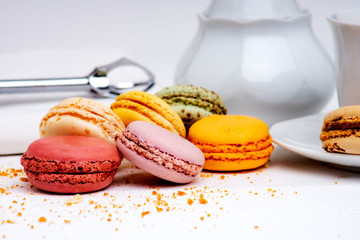 Macarons de couleurs t service à café en porcelaine blanche sur fond blanc