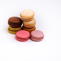 Ensemble de macarons  multicolores sur fond blanc