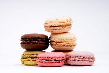 Ensemble de macarons  multicolores sur fond blanc