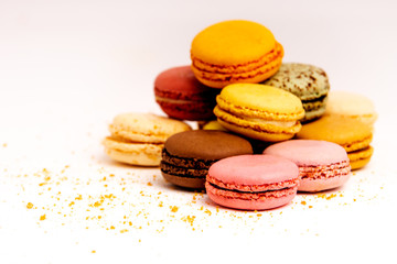 Ensemble de macarons  multicolores sur fond blanc