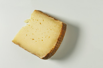forma di formaggio  pecorino stagionato , isolato su sfondo bianco