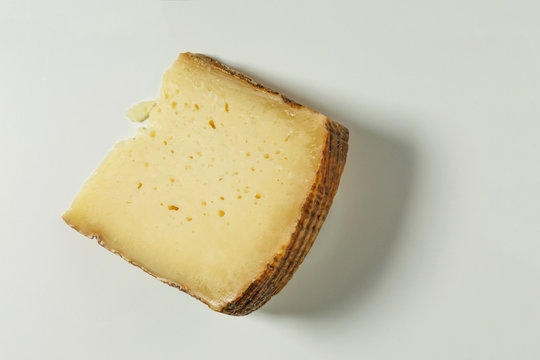 forma di formaggio  pecorino stagionato , isolato su sfondo bianco