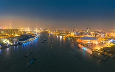 Fototapeta premium Nocny widok na miasto wokół Huangpu River Expo Park w Szanghaju w Chinach