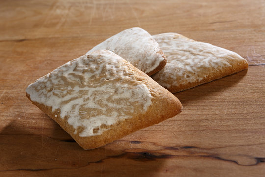 Muostaccioli  sardi su sfondo legno