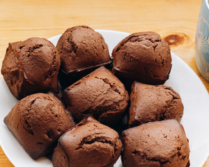 Muffins with chocolate on the plate