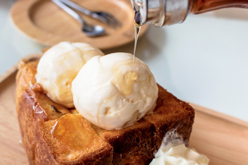 Pour syrup on Honey Toast,time to eat Dessert
