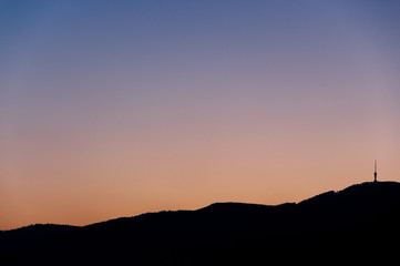 Obraz premium Sunrise behind a mountain top