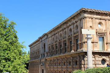 Fototapeta premium Fachada del palacio de Carlos V en la Alhambra de Granada