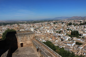 Fototapeta na wymiar Muralla de la alcazaba de Granada con la ciudad en el fondo. Fortaleza del s. XIII en la Alhambra. 